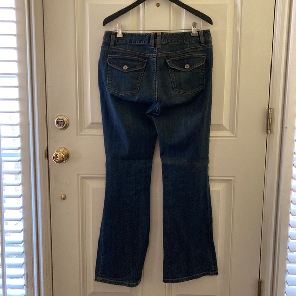 Ann Taylor Women's Curvy Fit Four Pocket Boot Cut Jeans/Lower on Waist/Size 8 - Picture 2 of 3